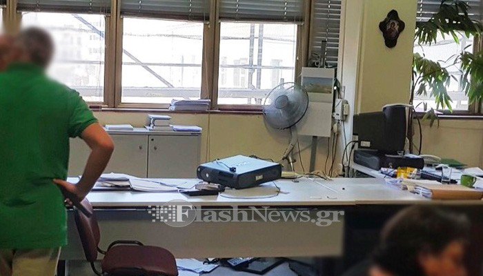 Τα έκανε γυαλιά - καρφιά στην Εφορία στα Χανιά - Στο Νοσοκομείο υπάλληλος (φωτο)