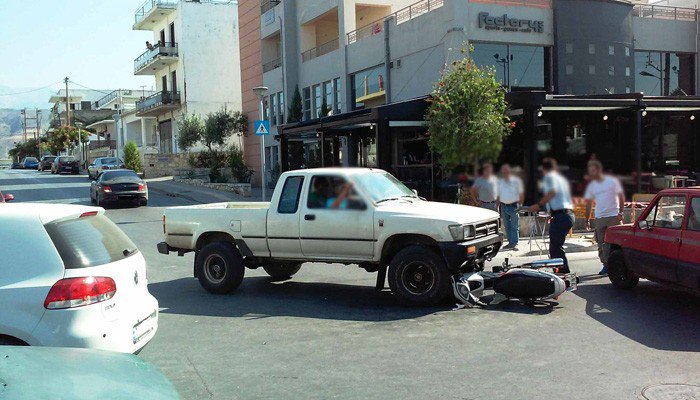 Δίκυκλο σφηνώθηκε κάτω από αγροτικό στα Χανιά - Στο νοσοκομείο ο οδηγός (φωτο)