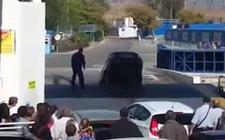 Οδηγός νόμισε πως το πλοίο έχει φτάσει στο λιμάνι κι έπεσε με το αυτοκίνητο στη θάλασσα