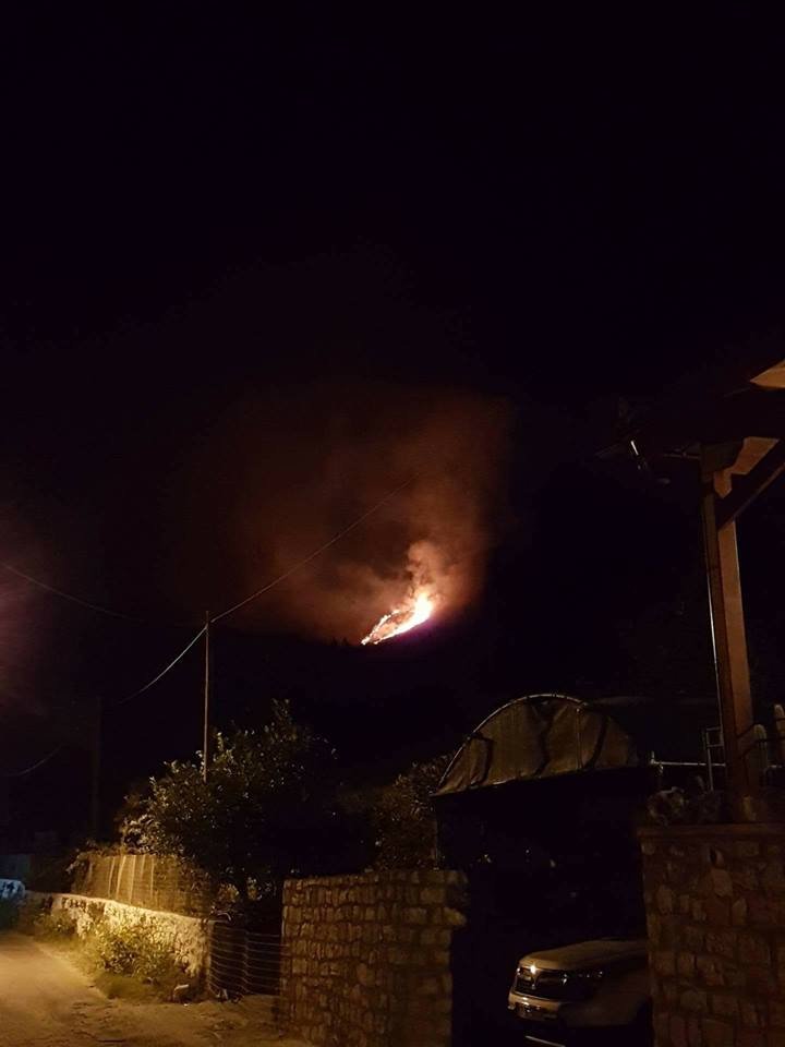 Φωτιά σε εξέλιξη στη μαδάρα του Αποκόρωνα Χανίων (φωτο)