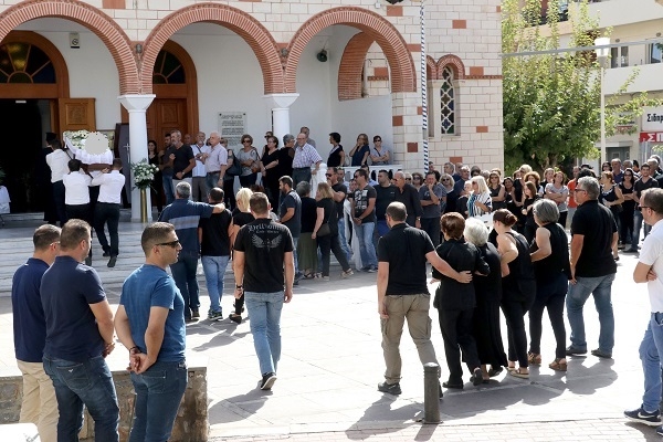 «Ράγισαν» και οι πέτρες στην κηδεία της μητέρας που «έφυγε» ξαφνικά