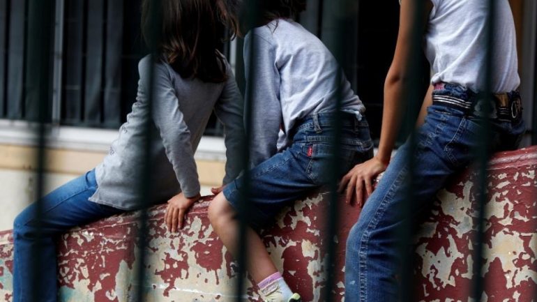 Κρήτη: Μου είπε πως πονάει το χέρι της και κατέρρευσε» - Συγκλονίζει η μαρτυρία για το θάνατο της μητέρας έξω από το σχολείο