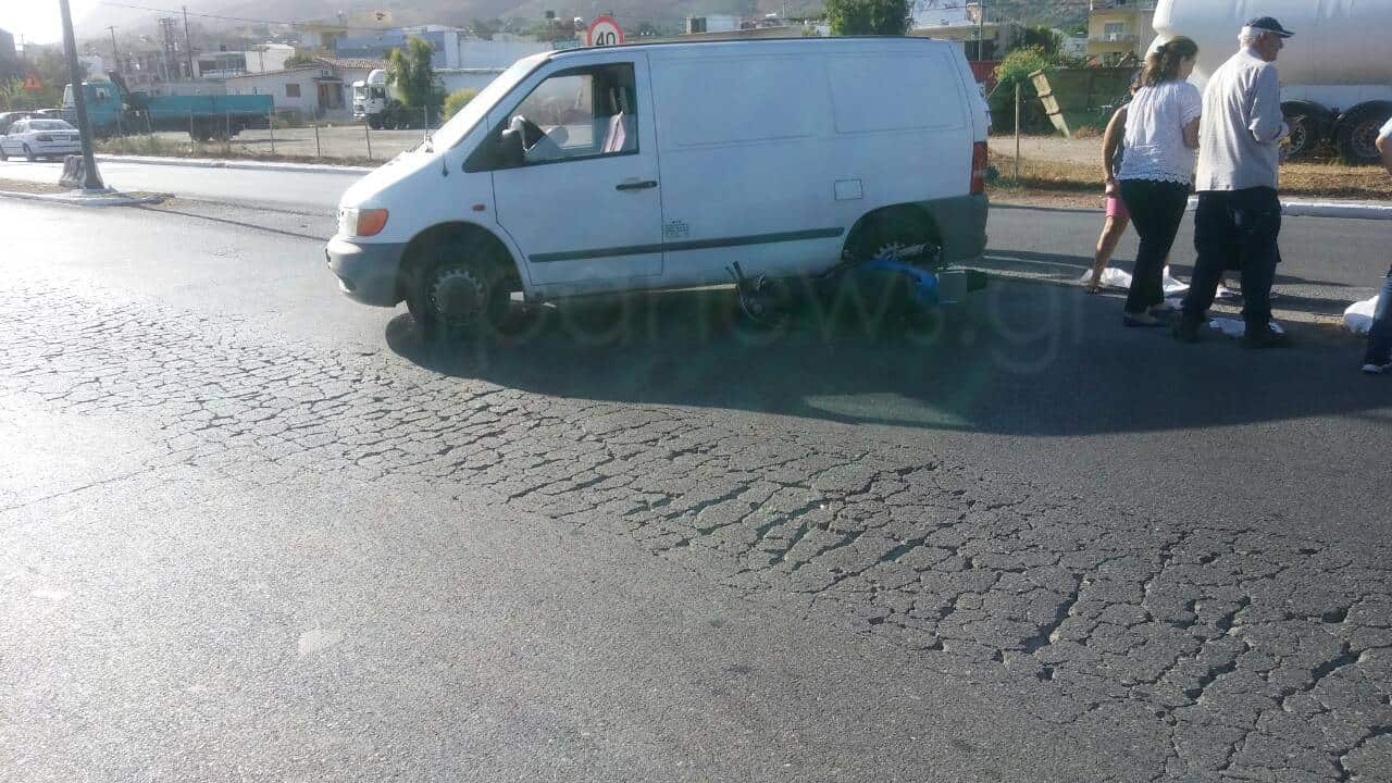 Χανιά: Σταματημό δεν έχουν τα τροχαία! Μηχανάκι «καρφώθηκε» κάτω από Ι.Χ. στη Σούδα (φωτο)