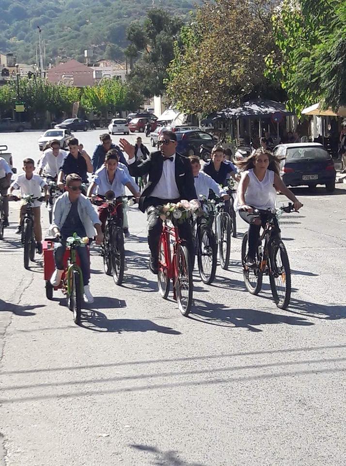 Κρήτη: Γαμπρός, φίλοι και μαθητές πήγαν στην εκκλησία με τα ποδήλατα