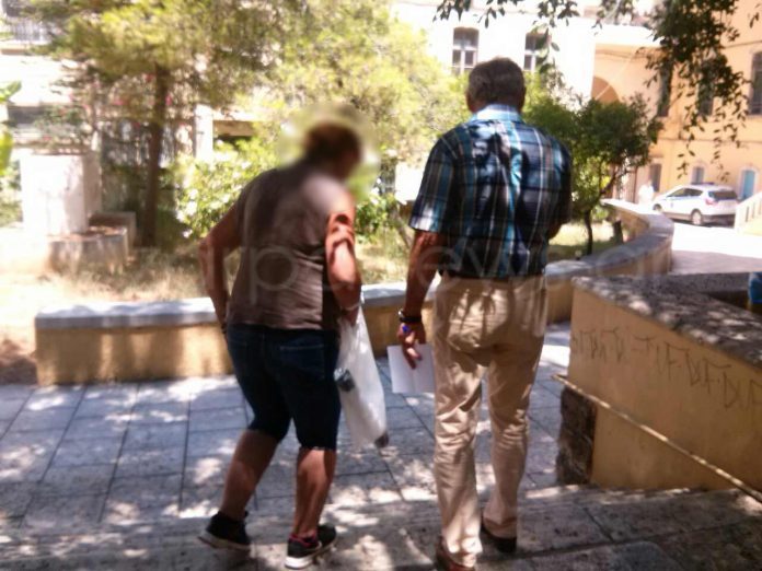 Χανιά: Νέα «επίθεση» της γυναίκας που τα έκανε «λαμπόγυαλο» στην Εφορία - Απειλεί να αυτοκτονήσει