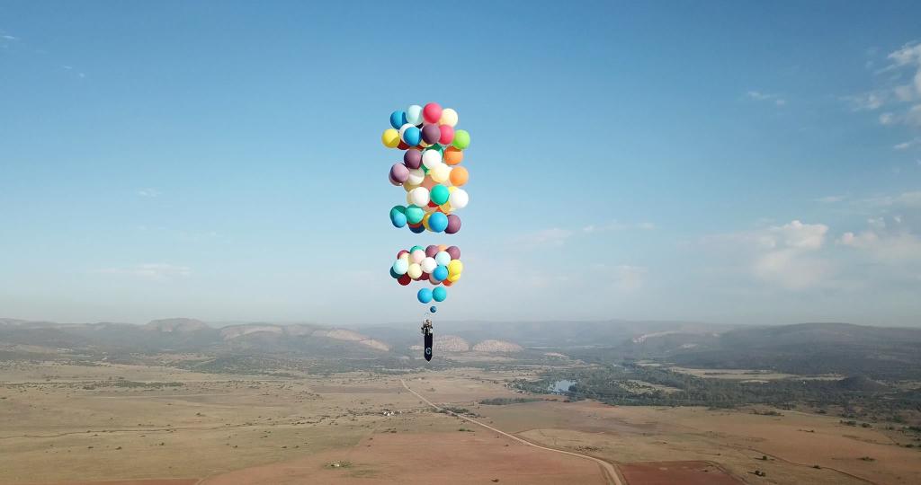 Ένας τρελός πραγματοποίησε πτήση 25km απλά δεμένος σε μπαλόνια! [Video]