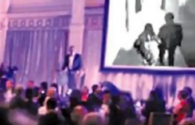 Απόλυτη εκδίκηση: Ο γαμπρός έπαιξε στο γαμήλιο γλέντι βίντεο με την νύφη να τον απατά