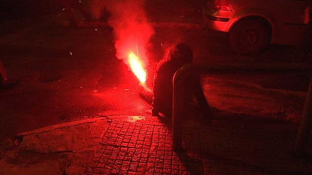 Φωτοβολίδα καρφώνεται στο πόδι γυναίκας στα Εξάρχεια (Προσοχή! Σκληρές εικόνες)