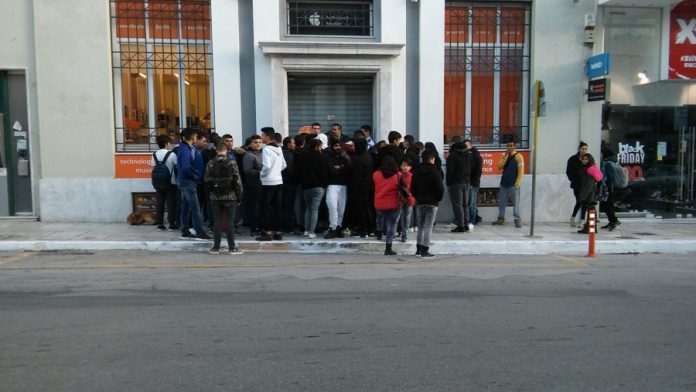 Από τα ξημερώματα στημένοι και στα Χανιά για την «Black Friday»