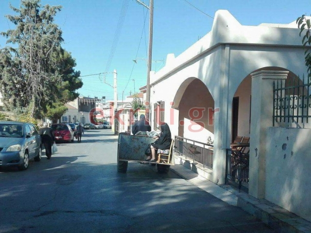 Κρήτη: Τσάρκα στο χωριό με την καρέκλα πάνω στο τρακτέρ (φωτο)