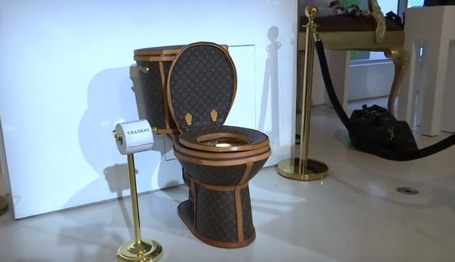 Απίστευτο και όμως αληθινό χρυσή τουαλέτα φτιαγμένη από τσάντες Louis Vuitton! (video)