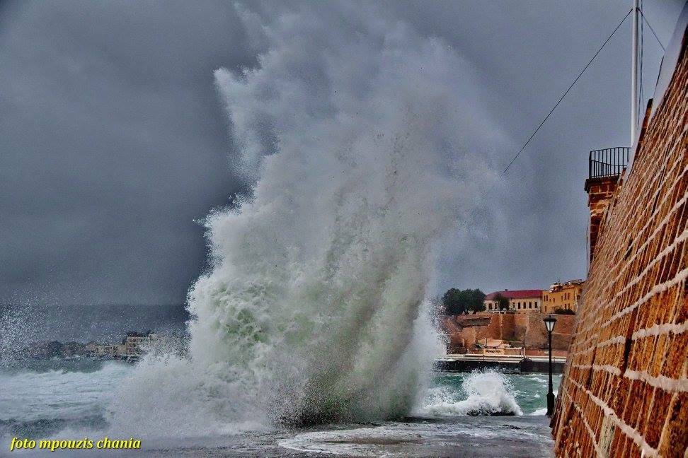 Μπήκε η θάλασσα στα μαγαζιά του Ενετικού Λιμανιού των Χανίων! (video + φωτο)