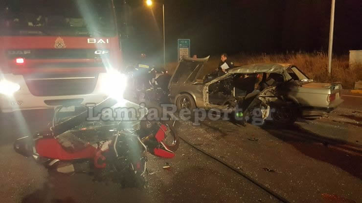 Σοκαριστικό τροχαίο στη Λαμία: Δύο νεκροί, «σμπαράλια» αυτοκίνητο και μηχανή