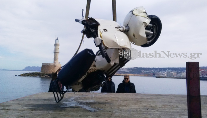 Ανασύρθηκε απο το ενετικό λιμάνι Χανίων η κλεμμένη βέσπα (φωτο - βίντεο)