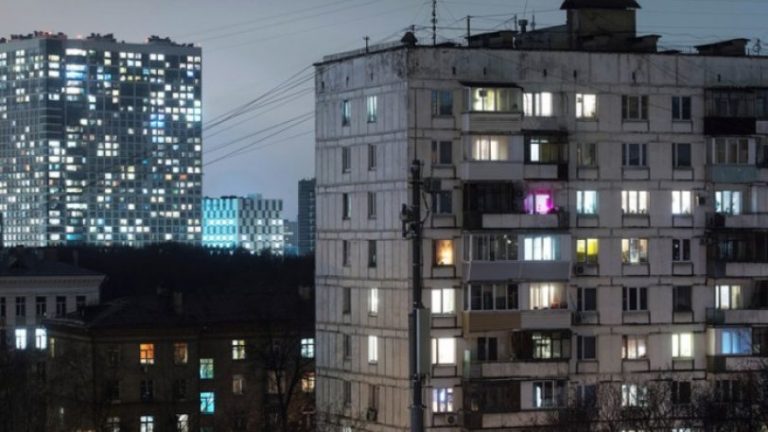 Μεθυσμένος βούτηξε από τον 9ο όροφο, έζησε και συνέχισε να πίνει!