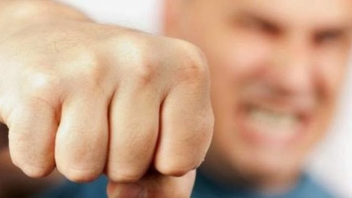 Κρήτη: Βγήκε εκτός εαυτού και τα έκανε «λαμπόγυαλο» στο νοσοκομείο
