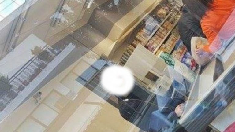 Ο επικός τρόπος που βρήκε ένας τύπος για να μην χρεωθεί την πλαστική σακούλα (pic)