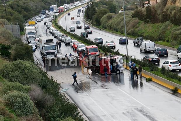Τούμπαρε νταλίκα στην εθνική (φωτο)