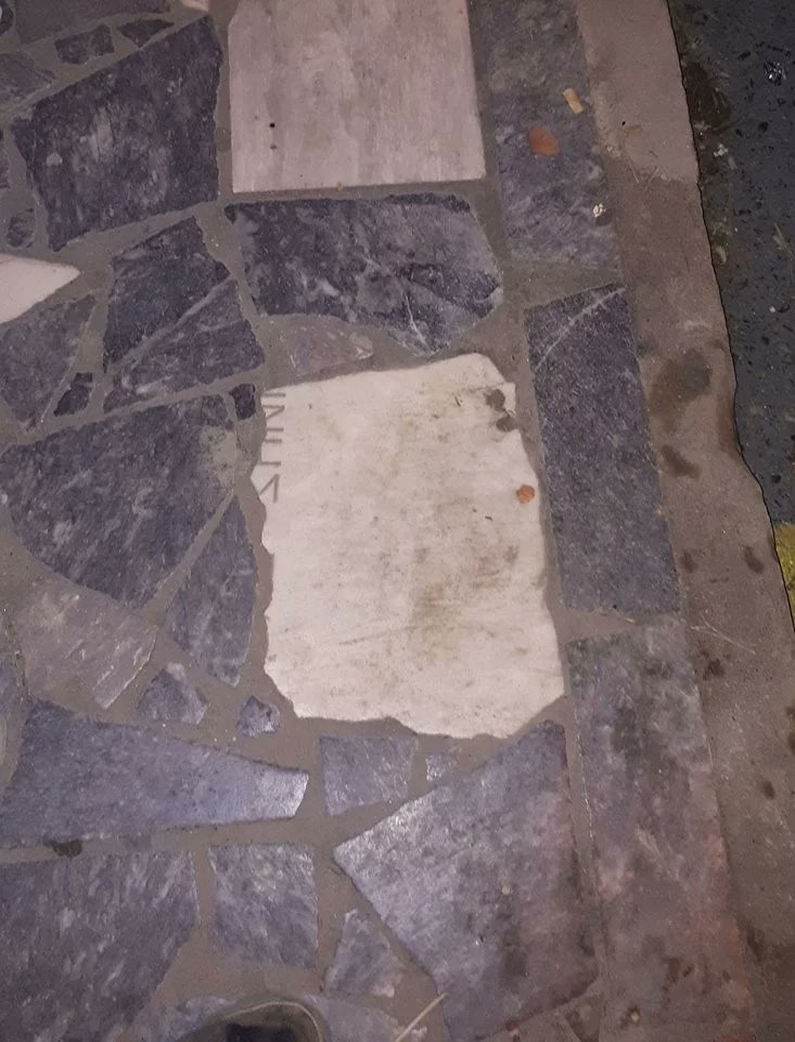 Στην Κρήτη έστρωσαν πεζοδρόμιο με πλάκες από νεκροταφείο (φωτο)