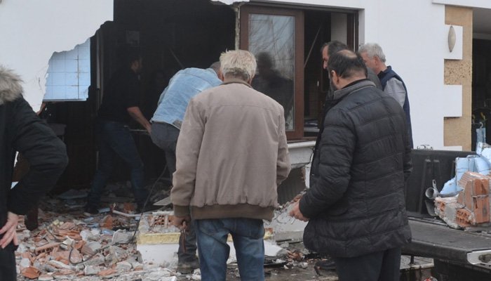 Απίστευτο τροχαίο στα Χανιά - Αυτοκίνητο γκρέμισε σπίτι!