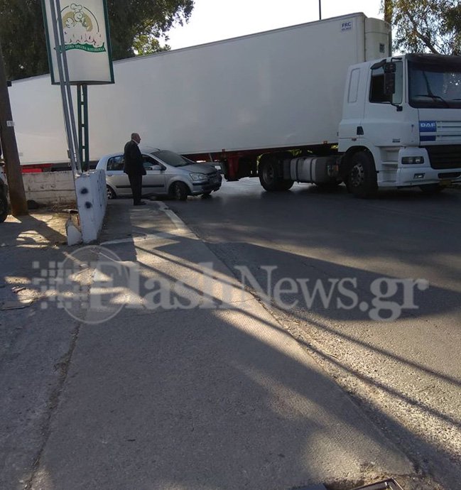 Αυτοκίνητο σφηνώθηκε σε νταλίκα στη Λεωφόρο Σούδας στα Χανιά (φωτο)