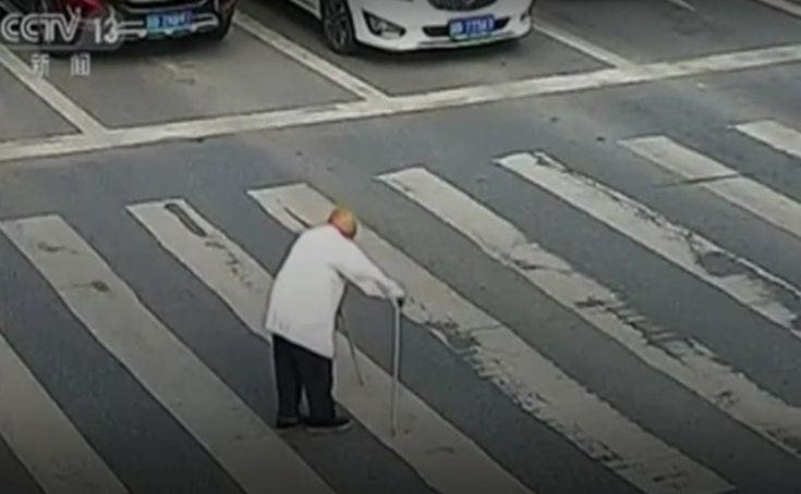 Ηλικιωμένος περνά το δρόμο, το φανάρι ανάβει και η συνέχεια συγκινεί (video)