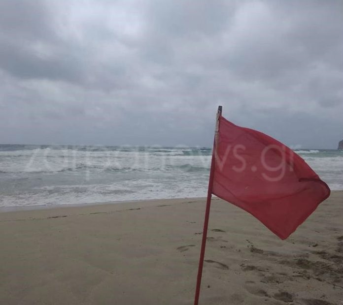 Χανιά: Παραλίγο τραγωδία στα Φαλάσαρνα… Αψήφισαν την κόκκινη σημαία και τον ναυαγοσώστη (φωτο)
