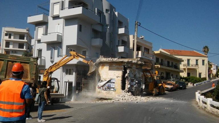 Κατεδάφιση παλιού υποσταθμού της ΔΕΗ στα Χανιά (φωτο)