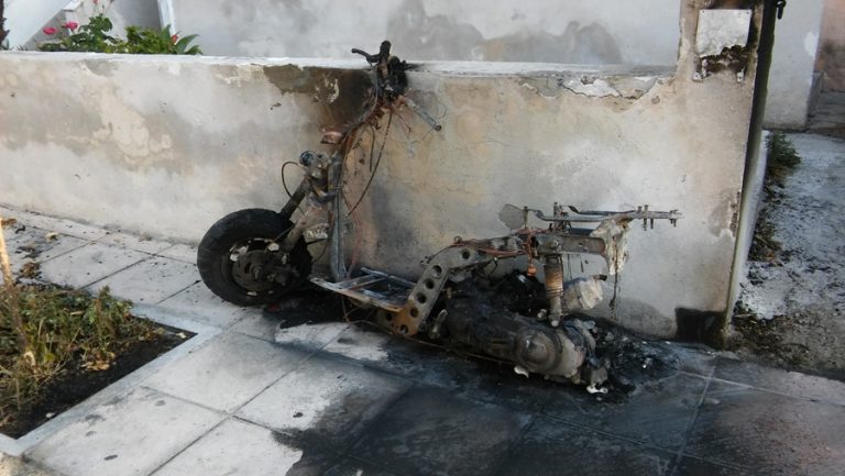 «Μπουρλότο» τη νύχτα μηχανάκι στα Χανιά (φωτο)