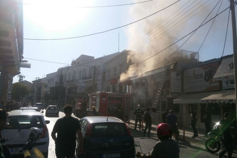 Συναγερμός στην Πυροσβεστική λίγο μετά τις 6 το απόγευμα, καθώς ξέσπασε φωτιά στην καμινάδα της “Θράκας” στην Χατζημιχάλη Γιάνναρη.