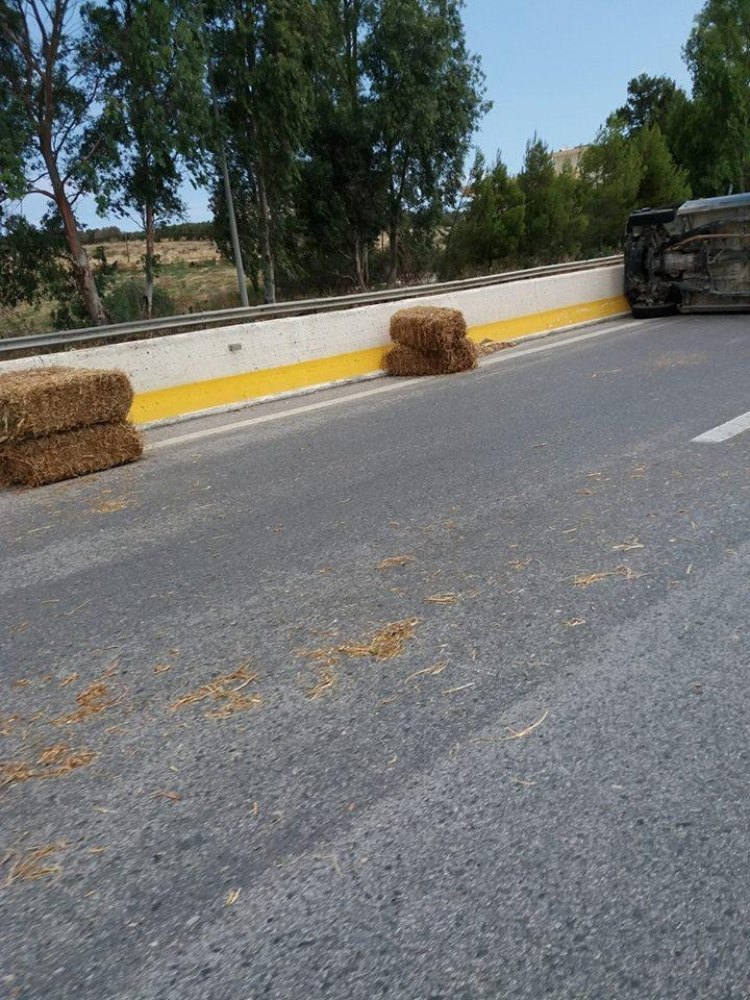 Γέμισε η Εθνική οδός στην Κρήτη μπάλες σανό