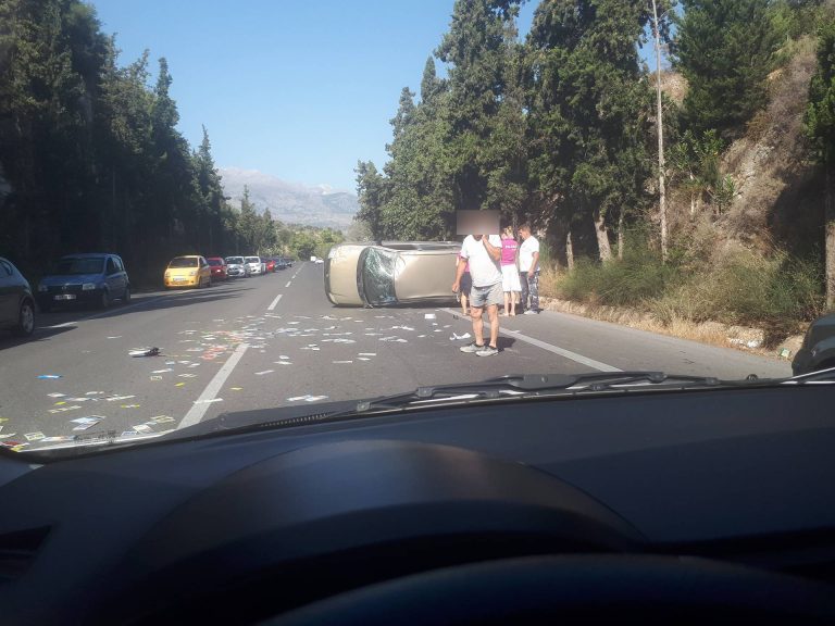 Αυτοκίνητο πήρε τούμπες στην εθνική οδό Χανίων - Ρεθύμνου (φωτο)