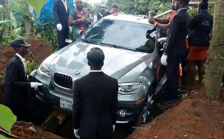 Νιγηριανός θάφτηκε σε BMW αντί για φέρετρο