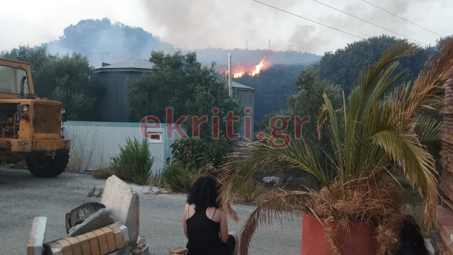 Σε δυο μέτωπα φωτιάς παλεύουν οι πυροσβέστες στα Χανιά- 7 άτομα στο νοσοκομείο