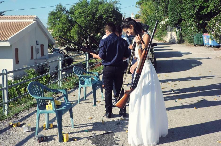 Η νύφη πήγε στην εκκλησία με την καραμπίνα! (Photo)