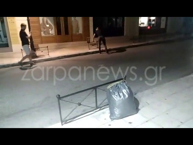 Χανιά: Μεθυσμένοι τουρίστες προσπαθούν να ξηλώσουν τα κάγκελα στη Χάληδων (Video)