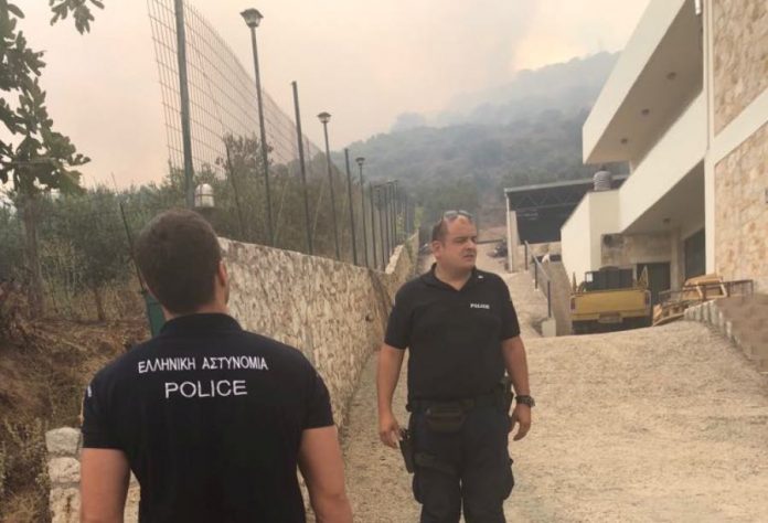Ανεξέλεκτη είναι αυτή την ώρα η πυρκαγιά στην περιοχή του Κακοπέτρου Πλατανιά, με την απομάκρυνση των κατοίκων από τους κατά τόπους οικισμούς.