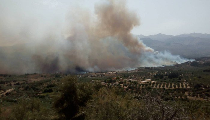Χανιά: Ανεξέλεγκτη η πυρκαγιά, απειλεί σπίτια στον Αποκόρωνα (βίντεο+φωτο)