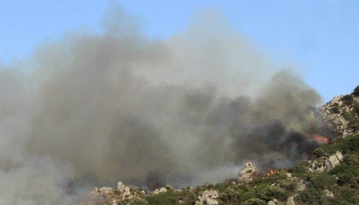 Σε εξέλιξη η φωτιά στον Κακόπετρο