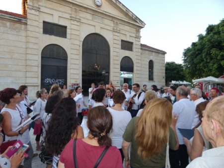 Νοσταλγικές μελωδίες και τραγούδια στα στενά των Χανίων (Photos-Video)