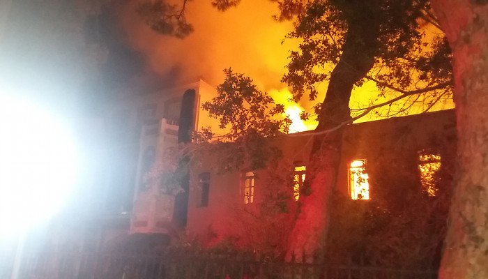 Κάηκε το Πολεμικό Μουσείο στα Χανιά - Συνελήφθη ένα άτομο