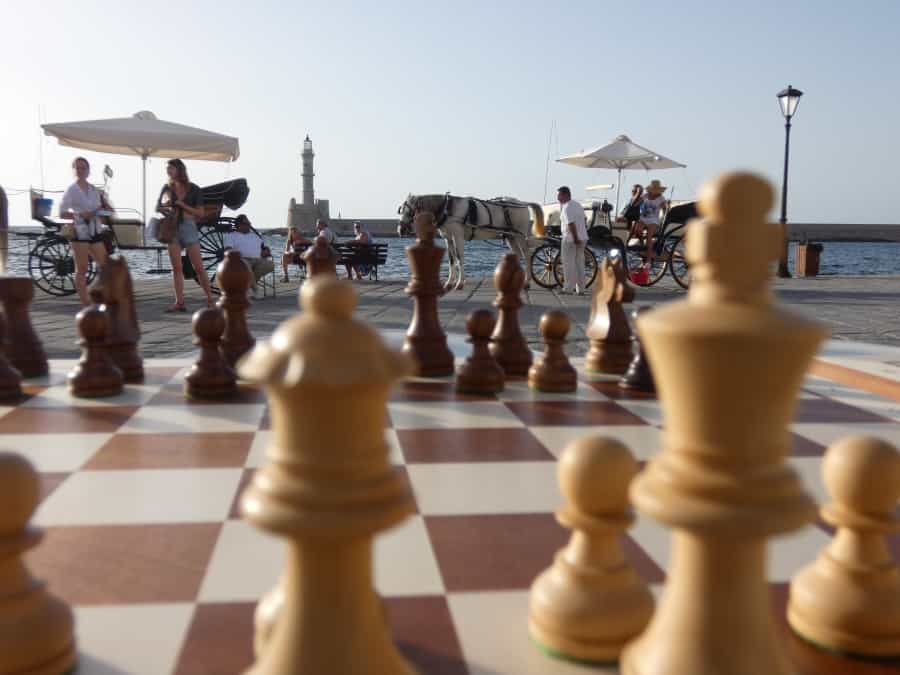 Στα Χανιά η παγκόσμια πρωταθλήτρια στο σκάκι, έπαιξε απέναντι σε 33 αντιπάλους στο Ενετικό Λιμάνι (Photos)