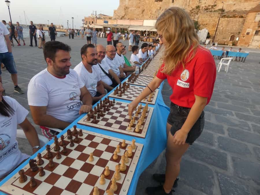 Στα Χανιά η παγκόσμια πρωταθλήτρια στο σκάκι, έπαιξε απέναντι σε 33 αντιπάλους στο Ενετικό Λιμάνι (Photos)