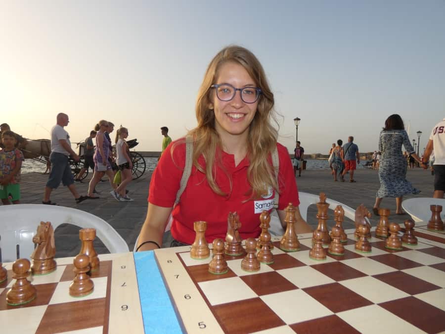 Στα Χανιά η παγκόσμια πρωταθλήτρια στο σκάκι, έπαιξε απέναντι σε 33 αντιπάλους στο Ενετικό Λιμάνι (Photos)