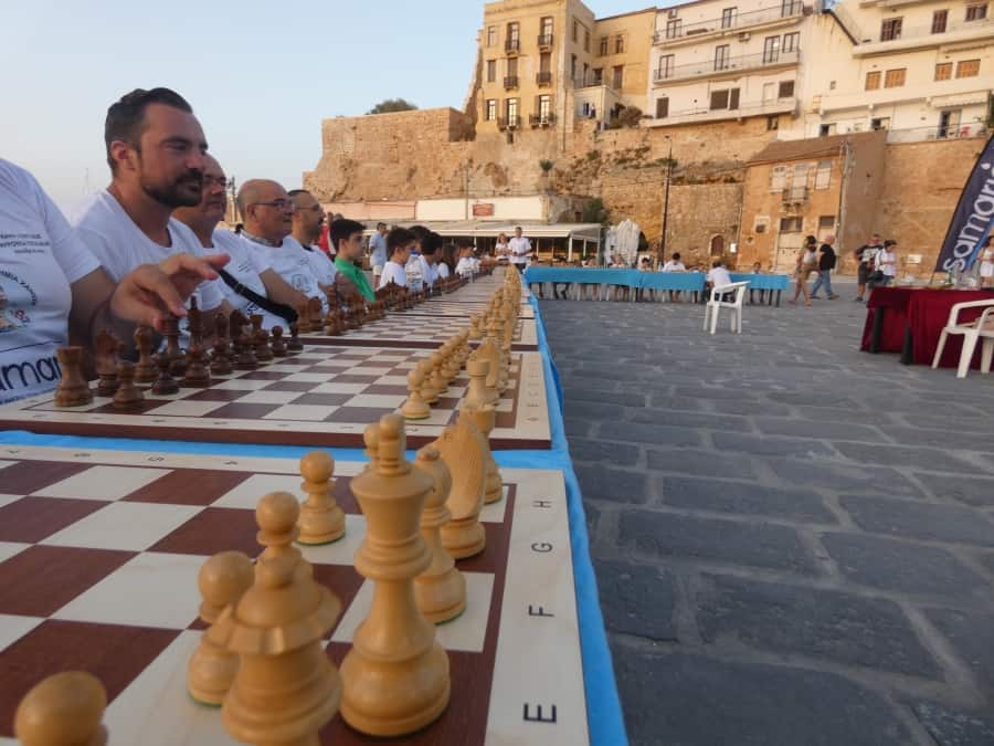 Στα Χανιά η παγκόσμια πρωταθλήτρια στο σκάκι, έπαιξε απέναντι σε 33 αντιπάλους στο Ενετικό Λιμάνι (Photos)