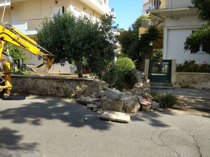 Δήμος Χανίων: Έριξε τοιχίο οικείας στη Ν.Χώρα (photo-video)