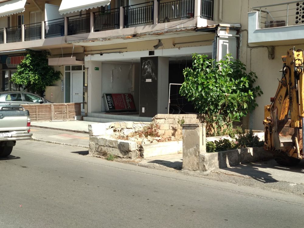 Δήμος Χανίων: Έριξε τοιχίο οικείας στη Ν.Χώρα (photo-video)