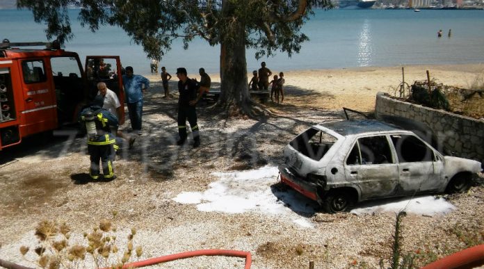Χανιά: Έγινε στάχτη το αυτοκίνητό του, ενώ έκανε μπάνιο στη θάλασσα (Photos)