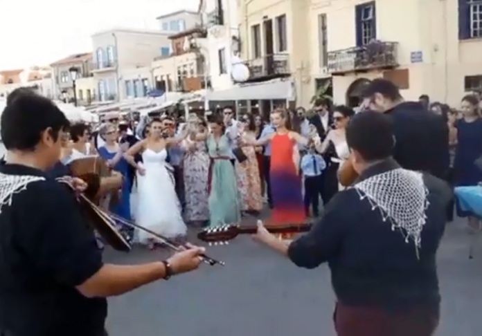 Η νυφούλα του Ενετικού Λιμανιού που ξεσήκωσε τον κόσμο με τον χορό της (Video)