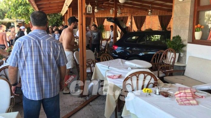Κρήτη:Οδηγός έχασε τον έλεγχο και «μπούκαρε» σε εστιατόριο (Photos)